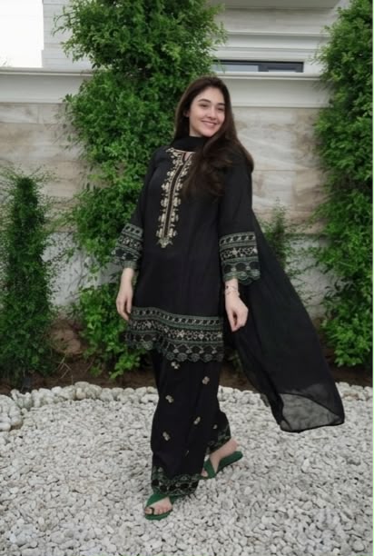 3Pc Black Embroidered Lawn with Chiffon Dupatta RIW-R26-0001